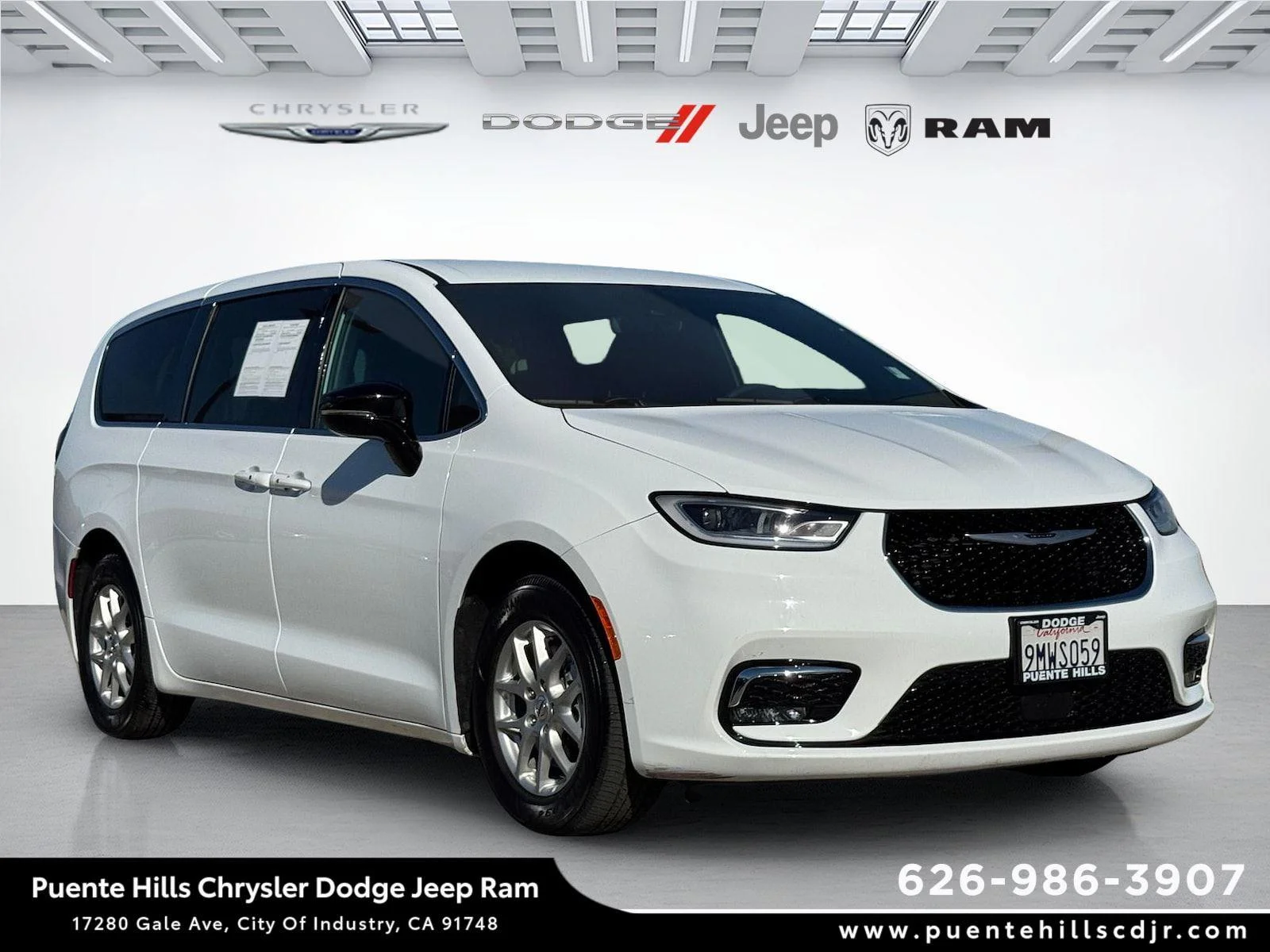 2024 Chrysler Pacifica Touring's photo