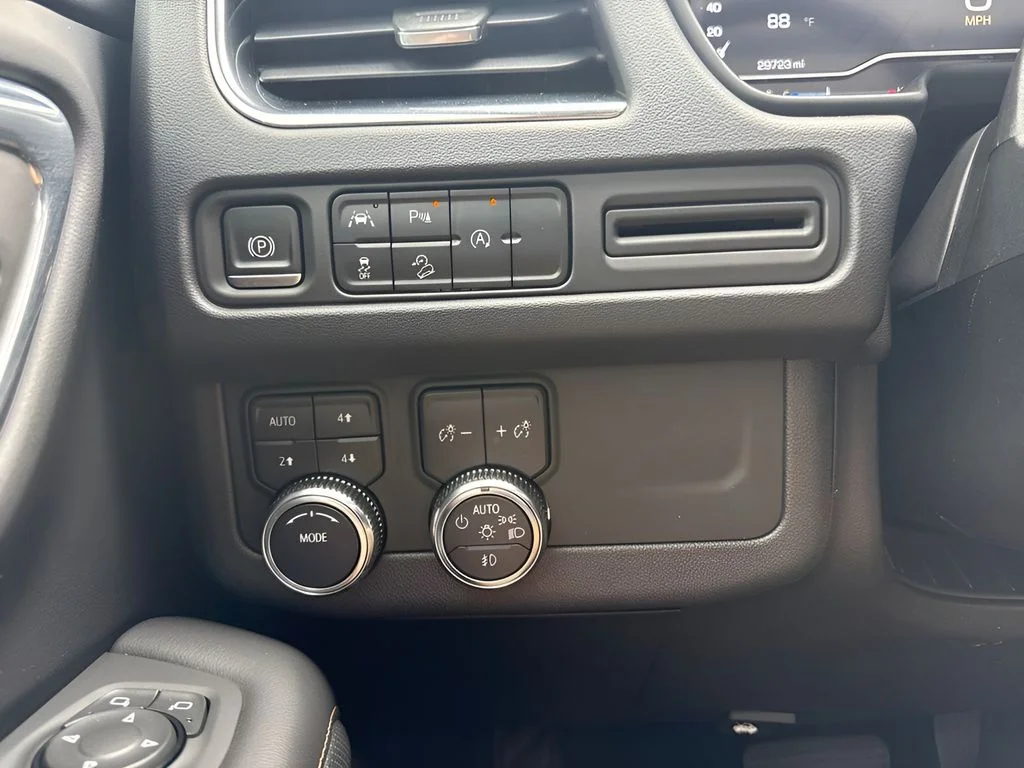 Used 2023 White GMC AT4 image 28