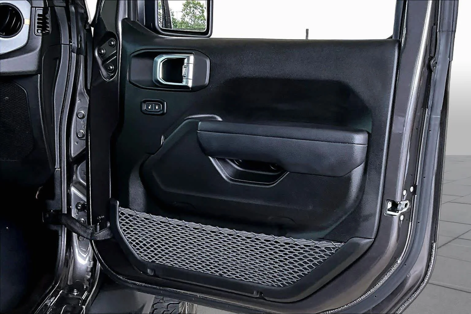 Used 2025 Granite Crystal Metallic Clearcoat Jeep Sport S image 22