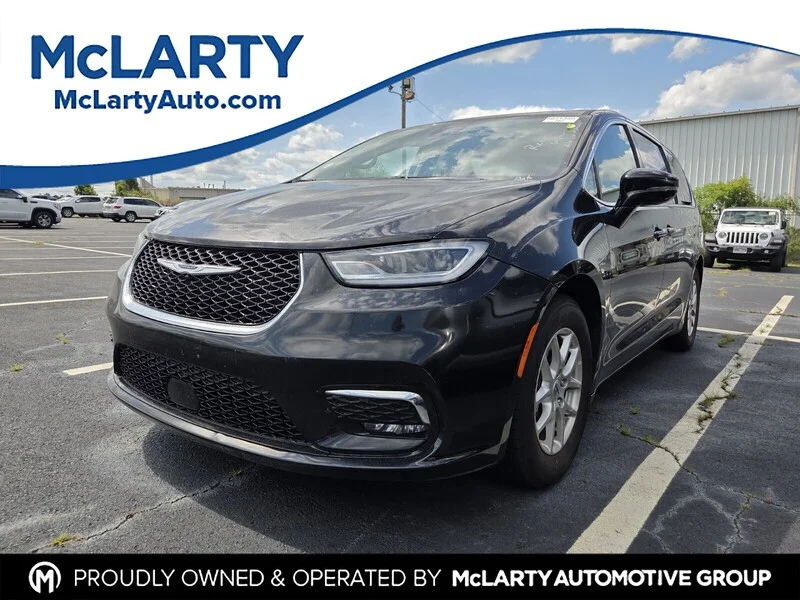 Used 2024 Diamond Black CHRYSLER TOURING L image 1