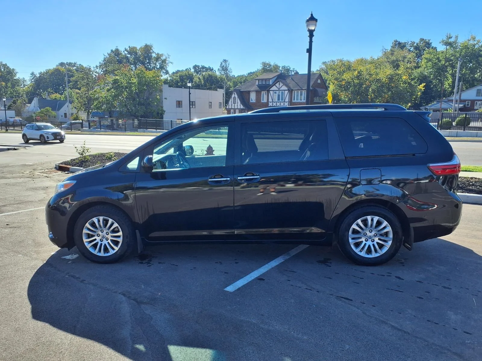 Certified Used 2017 Midnight Black Metallic Toyota XLE 8-Passenger image 28