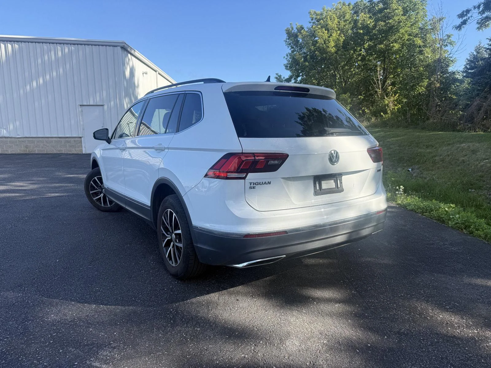 Used 2021 Pure White Volkswagen SE image 2
