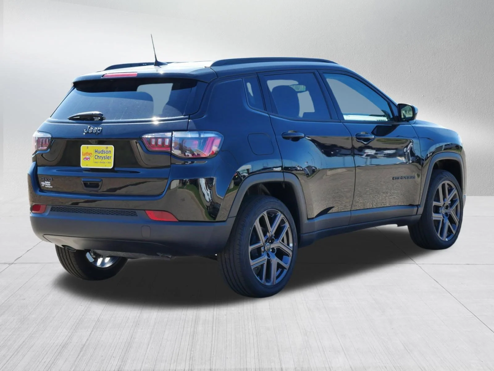 New 2026 Diamond Black Crystal Pearl-Coat Exterior Paint Jeep Latitude Altitude image 2