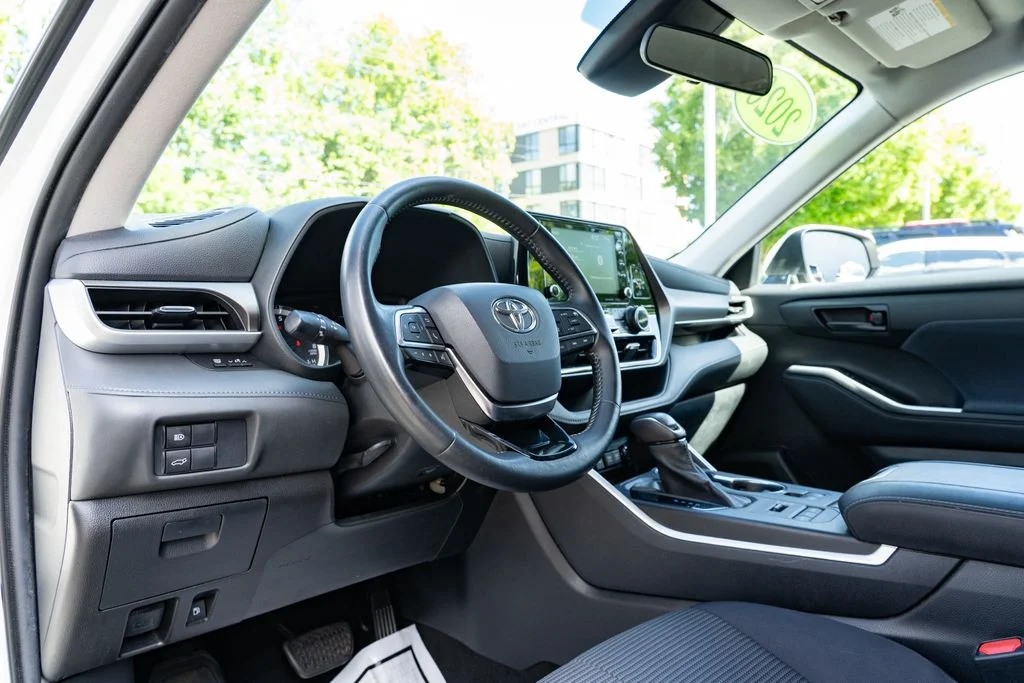 Used 2020 White Toyota LE image 22