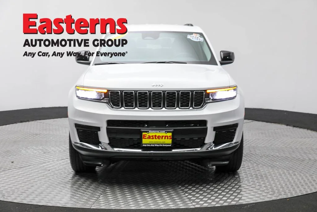 Used 2023 White Jeep Laredo image 2