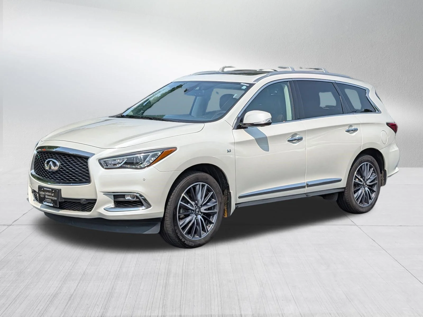 Used 2019 Majestic White INFINITI LUXE image 3