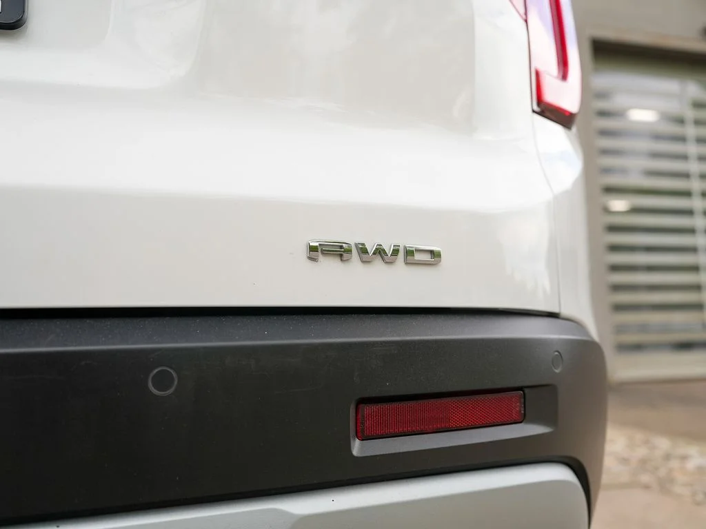 Used 2022 White GMC SLE image 31