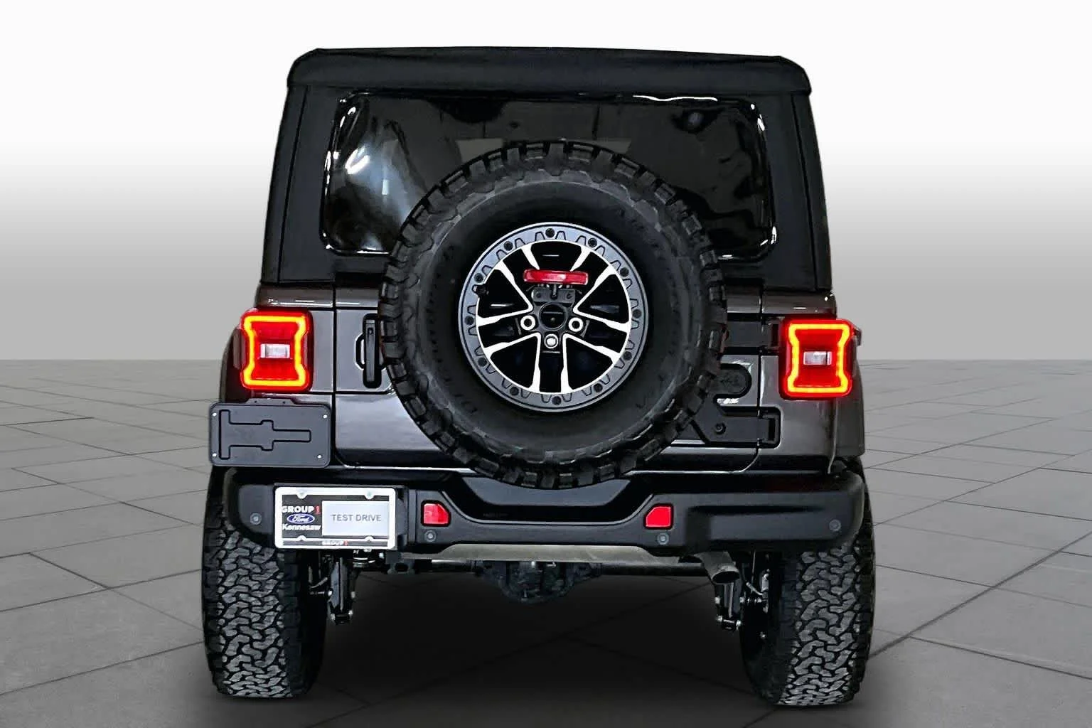 Used 2025 Granite Crystal Metallic Clearcoat Jeep Sport S image 5