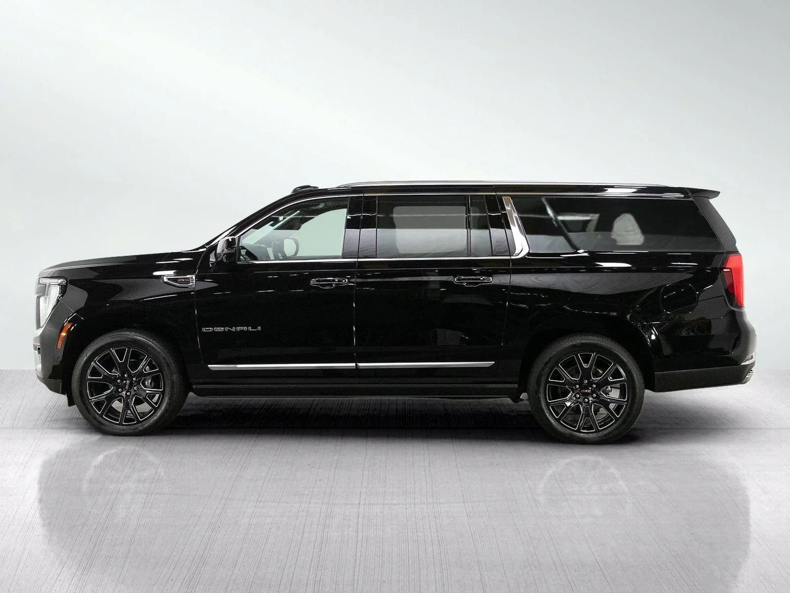 Used 2025 GMC Yukon XL Denali with VIN 1GKS2JRL8SR163794 for sale in Bloomington, Minnesota