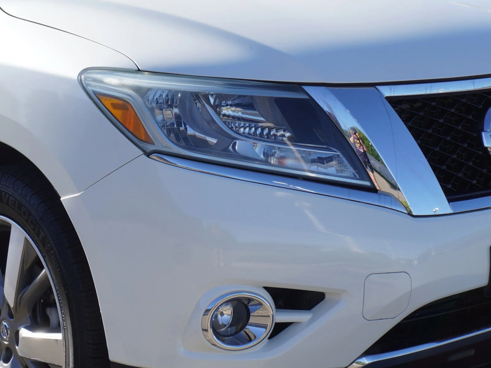 Used 2016 Pearl White Nissan Platinum image 3