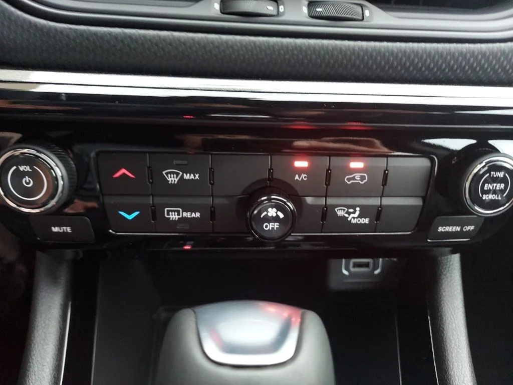 New 2026 Diamond Black Crystal Pearlcoat Jeep Latitude image 30