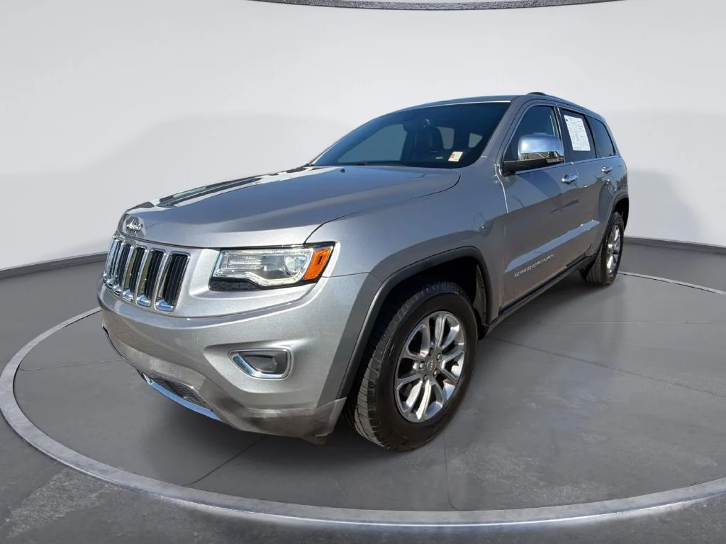 Used 2016 Silver Jeep Limited image 3