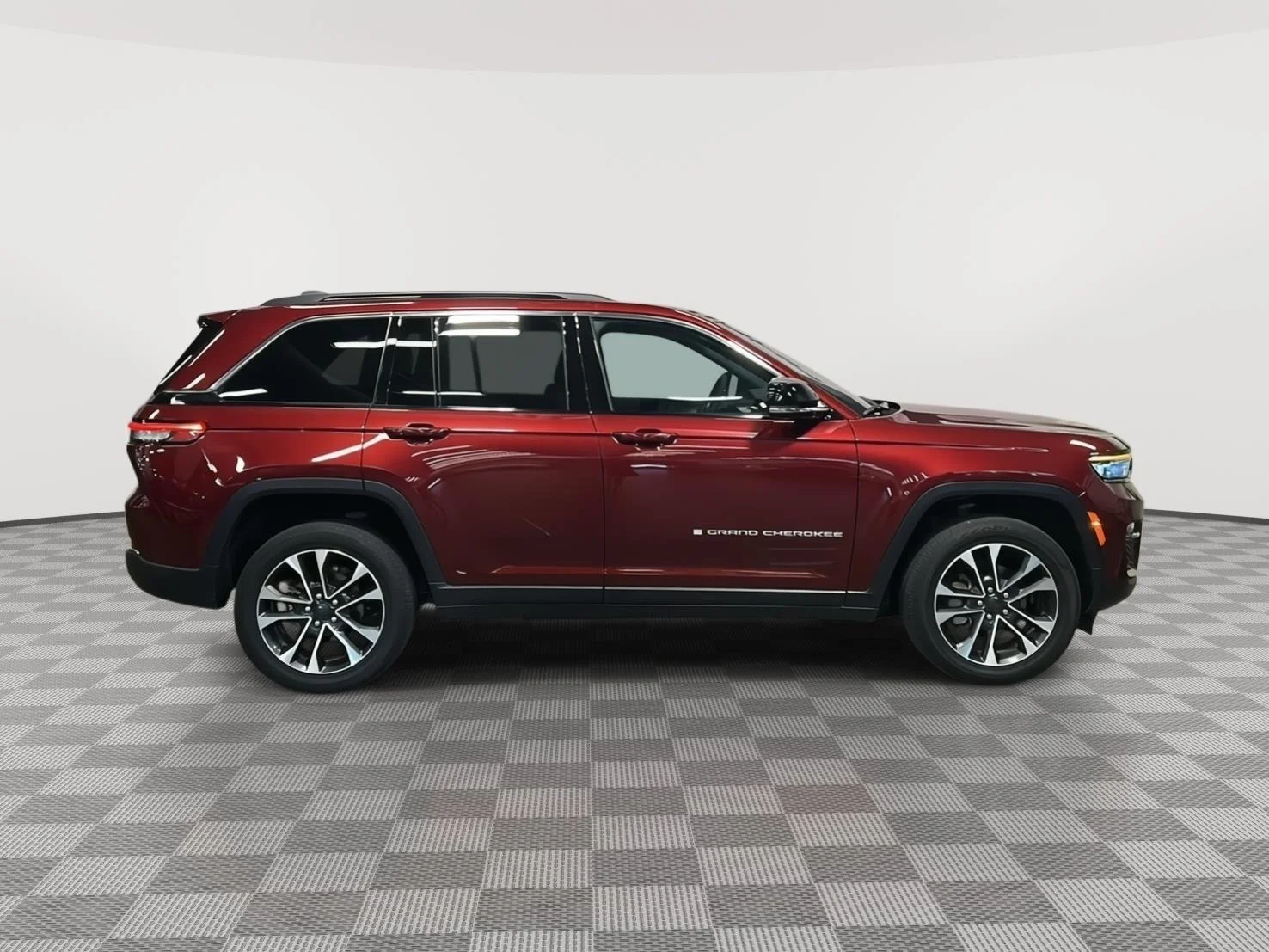 Used 2024 Velvet Red Pearlcoat Jeep Limited image 2