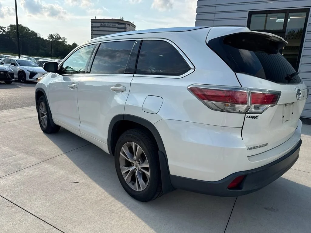 Used 2015 Blizzard Pearl Toyota XLE image 4