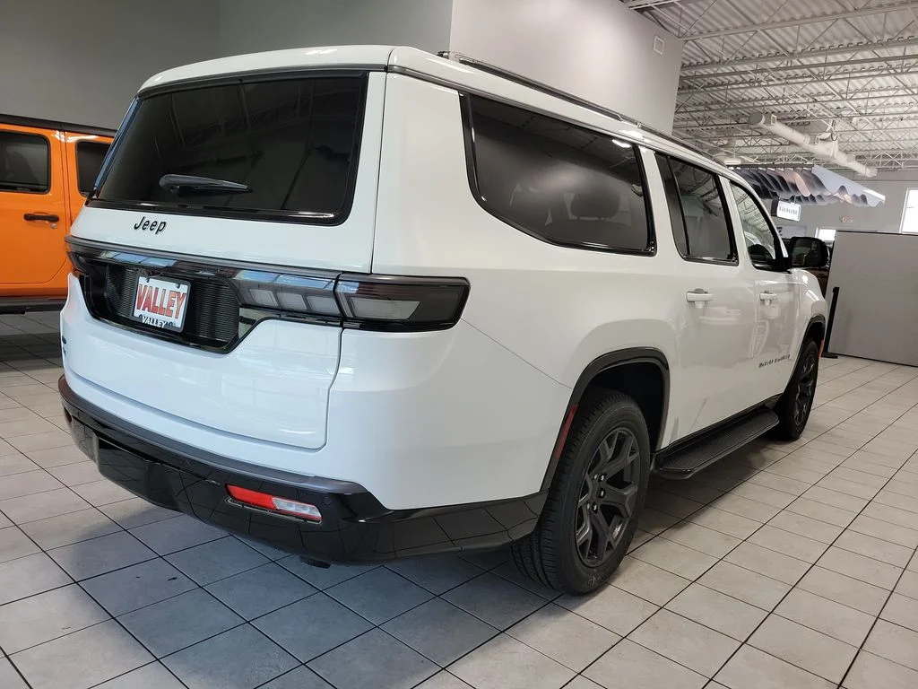 New 2026 Bright White Clear-Coat Exterior Paint Jeep Limited Altitude image 7