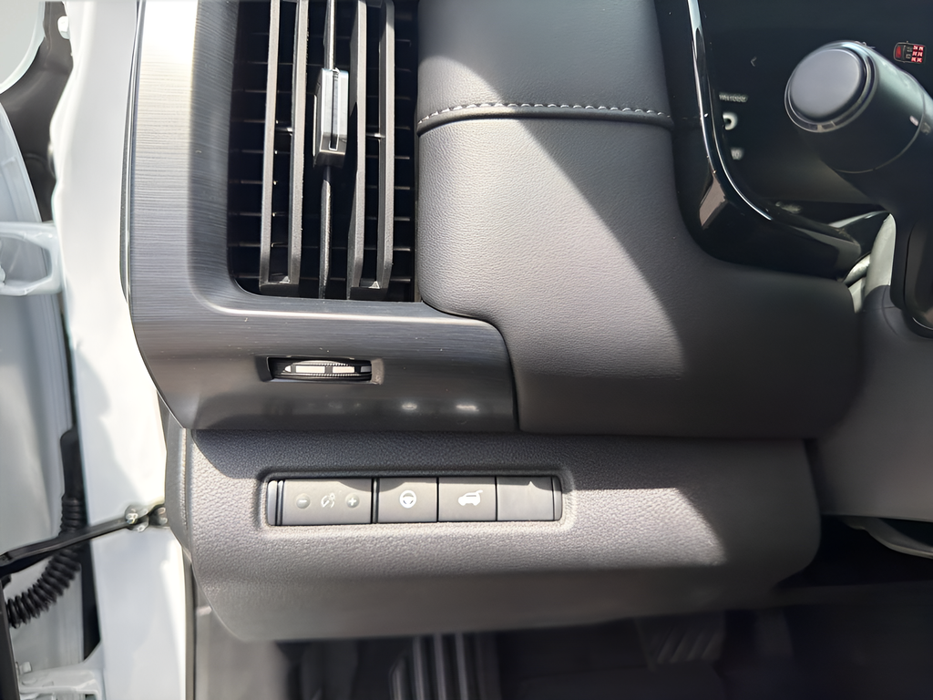 New 2026 White Nissan SL image 32