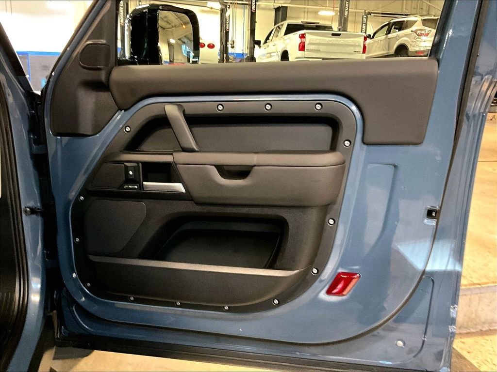 Used 2025 Blue Land Rover S image 12