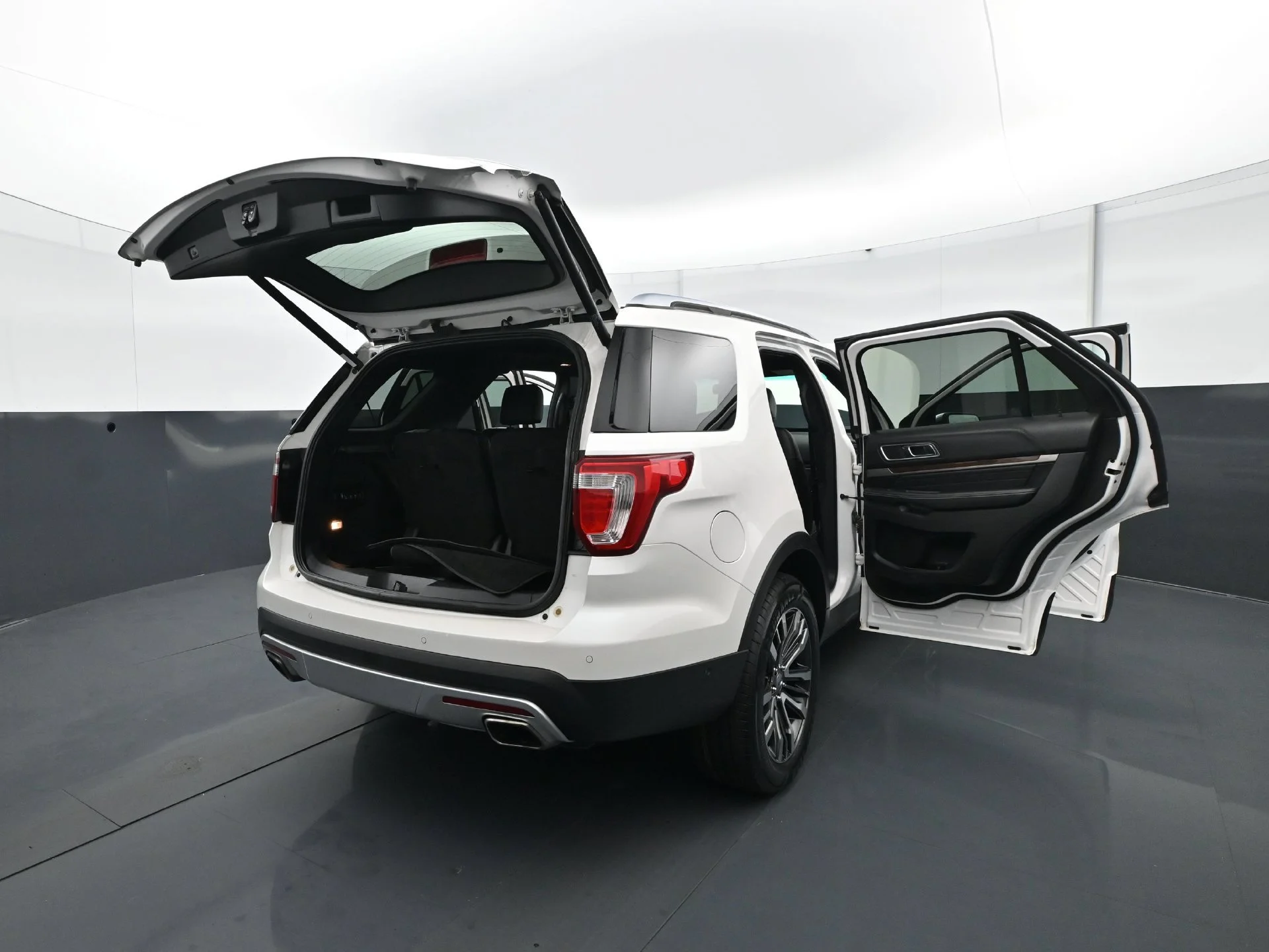 Used 2017  Ford Platinum image 34