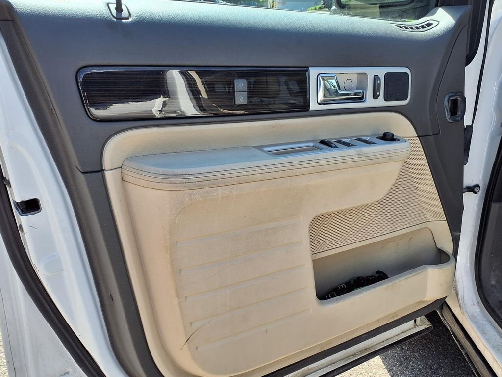 Used 2009 White Lincoln Base image 11