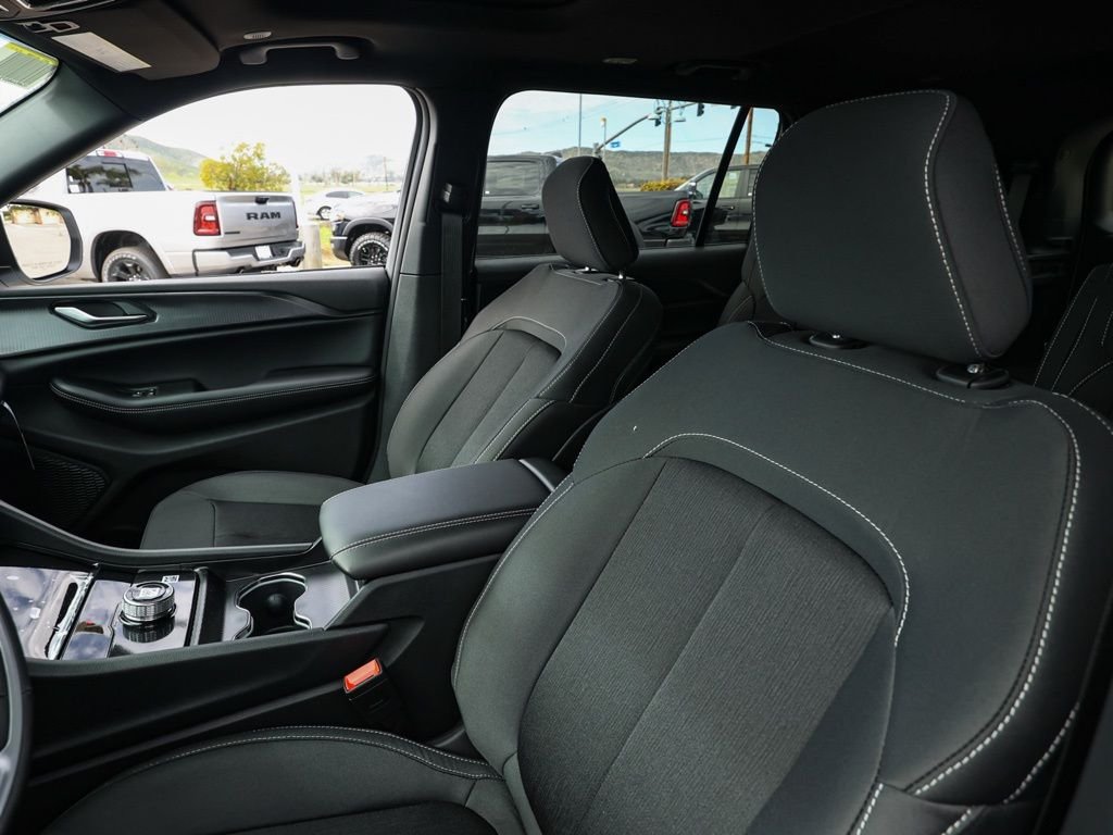 New 2026 Bright White Clear-Coat Exterior Paint Jeep Laredo image 14