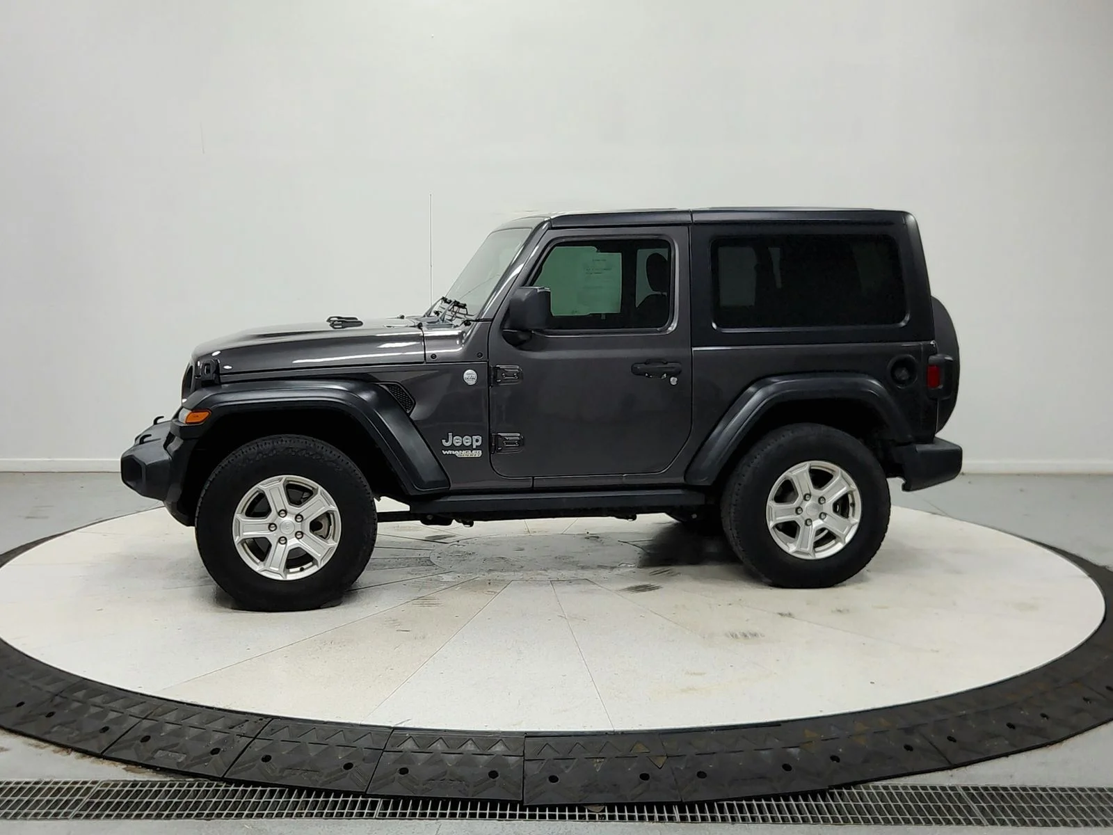 Used 2019 Granite Crystal Clearcoat Metallic Jeep Sport image 5