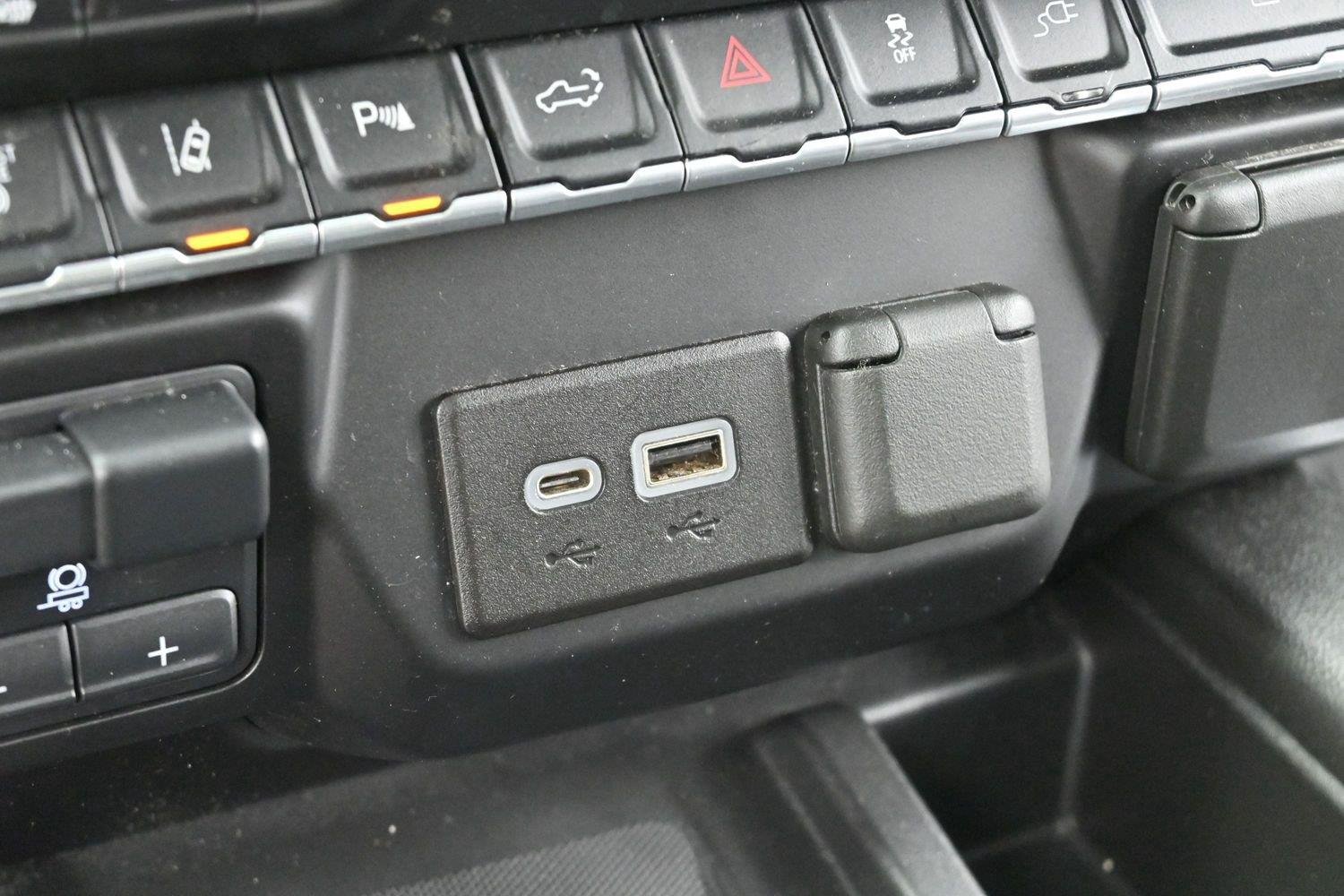 Used 2022 White Frost Tricoat GMC Denali image 25