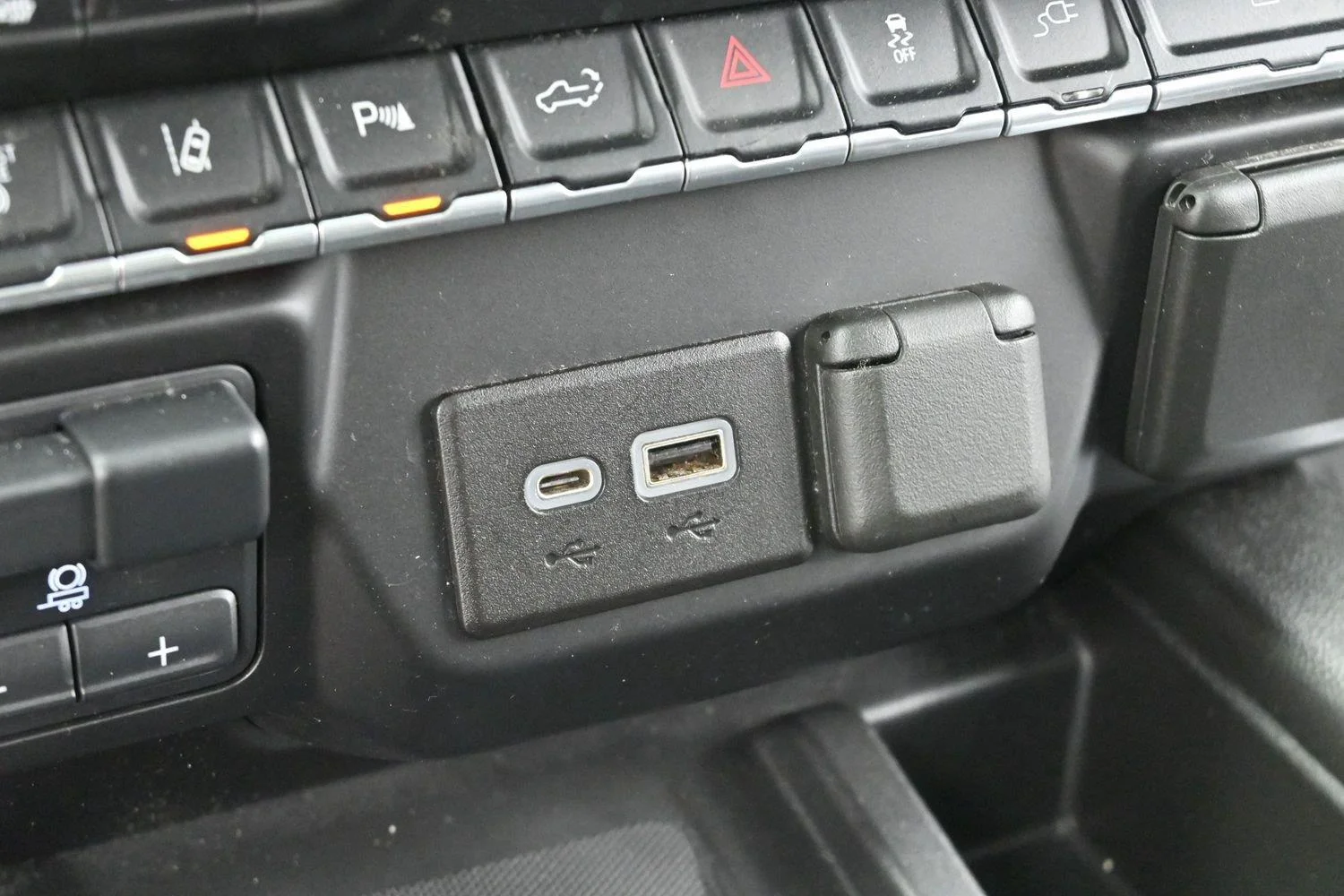Used 2022 White Frost Tricoat GMC Denali image 25
