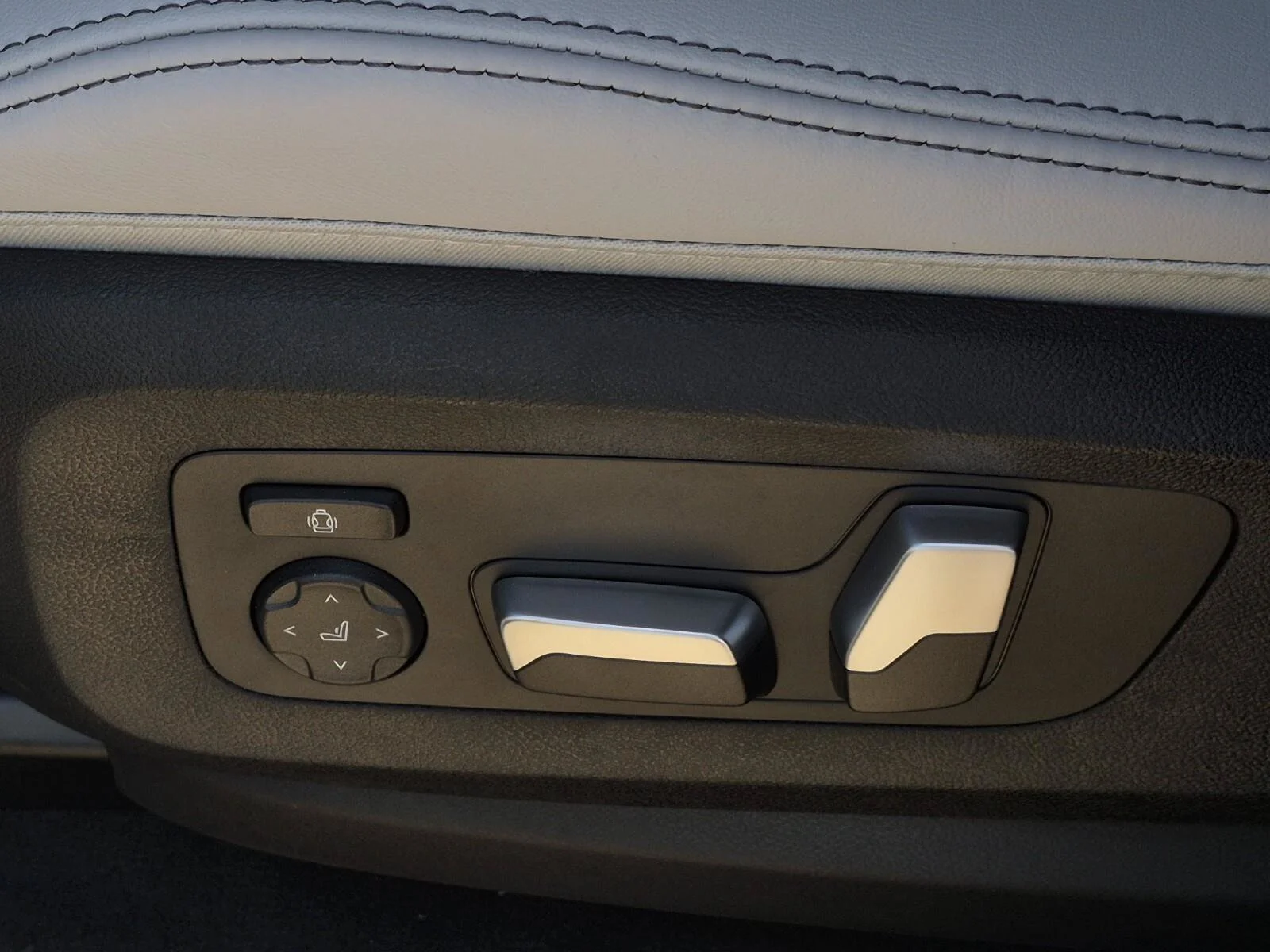 New 2026 Brooklyn Grey Metallic BMW xDrive40i image 15