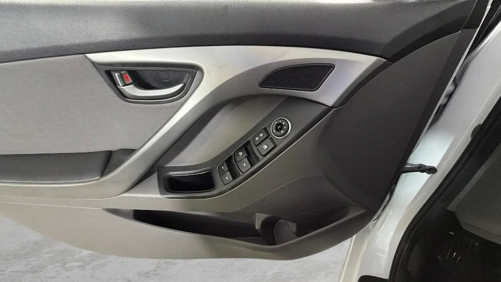 Used 2016 White Hyundai SE image 25