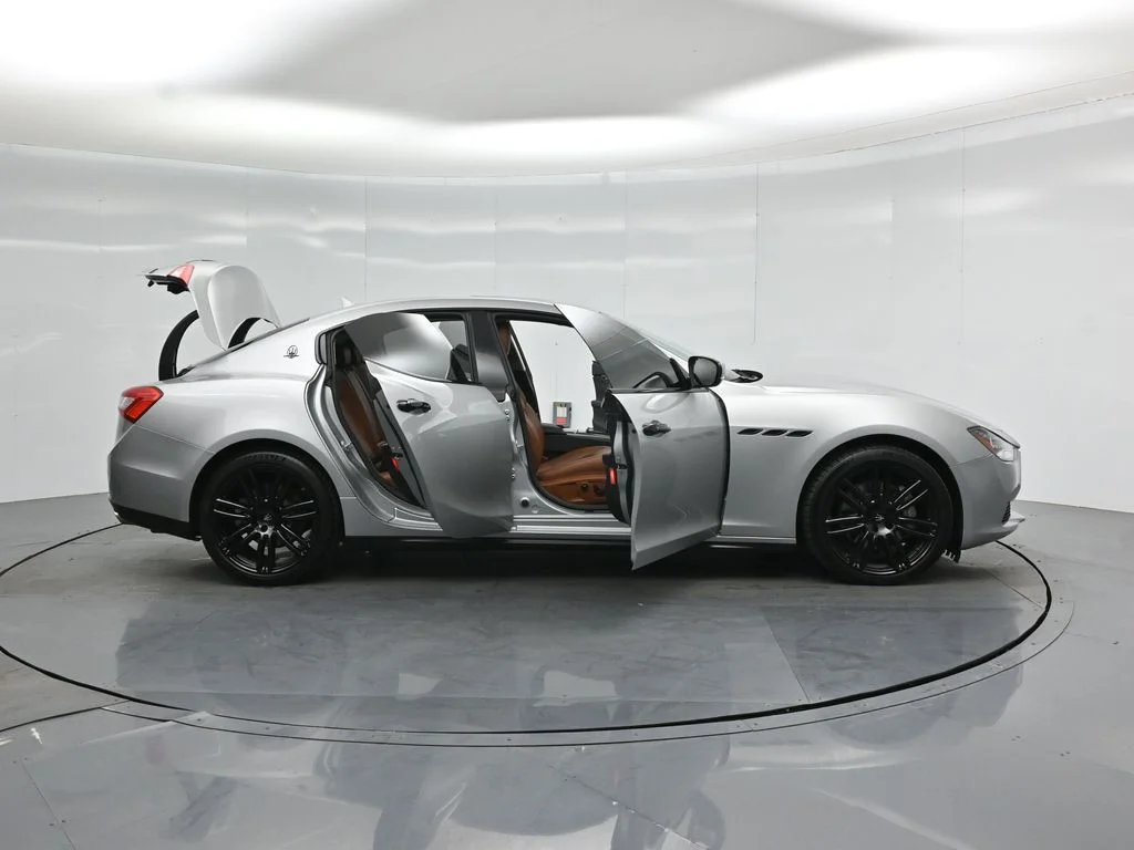 Used 2017 Silver Maserati Base image 3