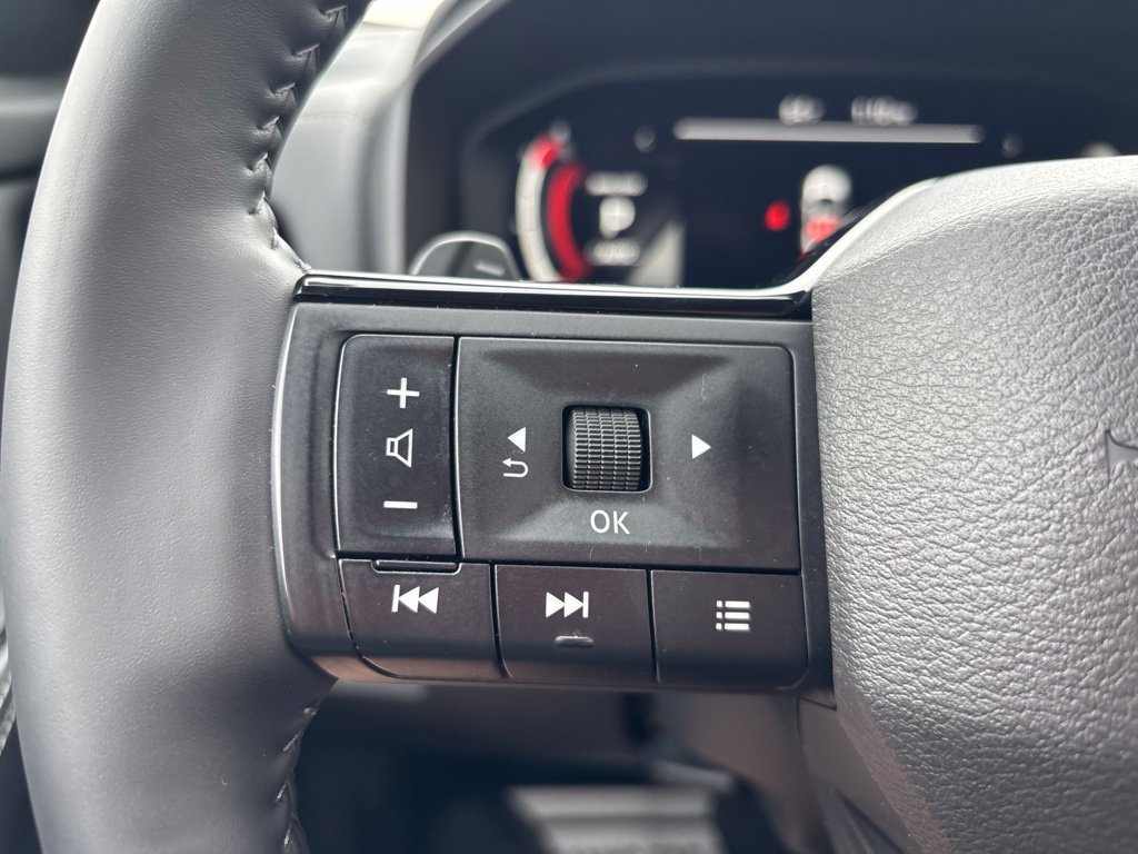 Used 2025 Gray Nissan Platinum image 23
