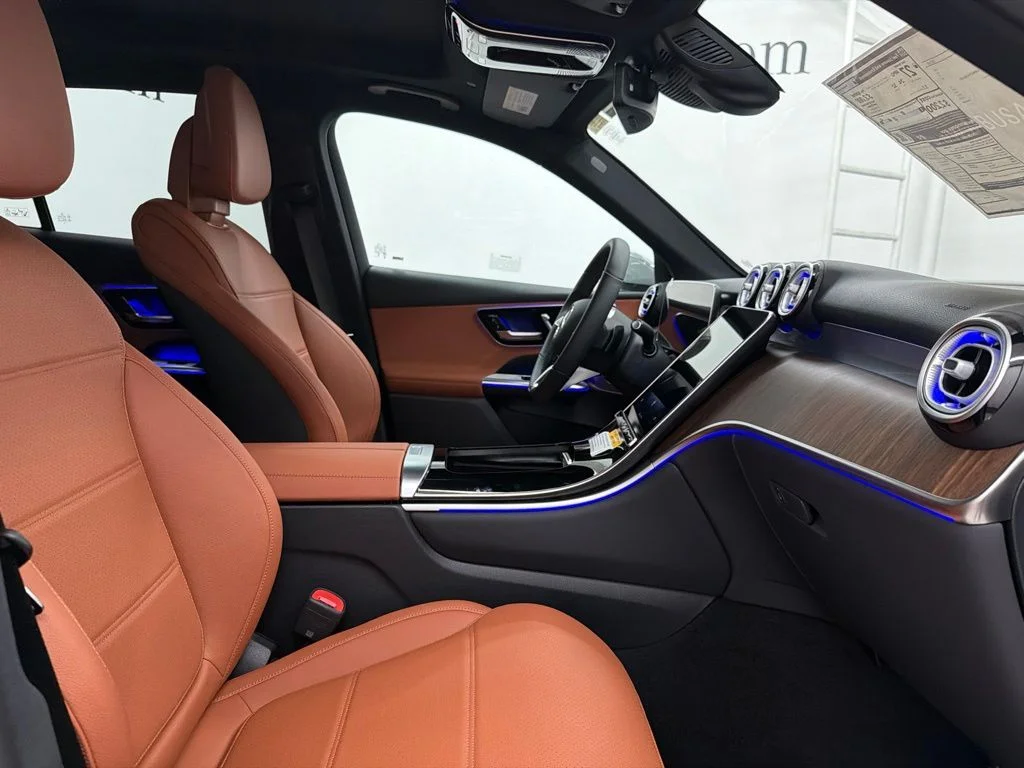 New 2027 White Mercedes-Benz GLC 300 image 31