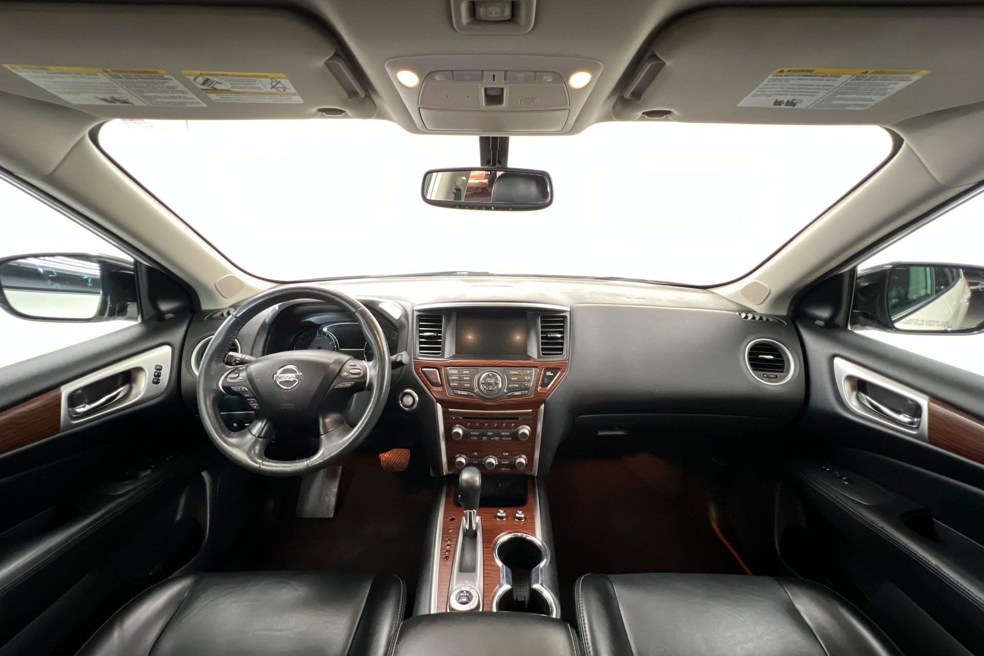 Used 2017 Pearl White Nissan Platinum image 10