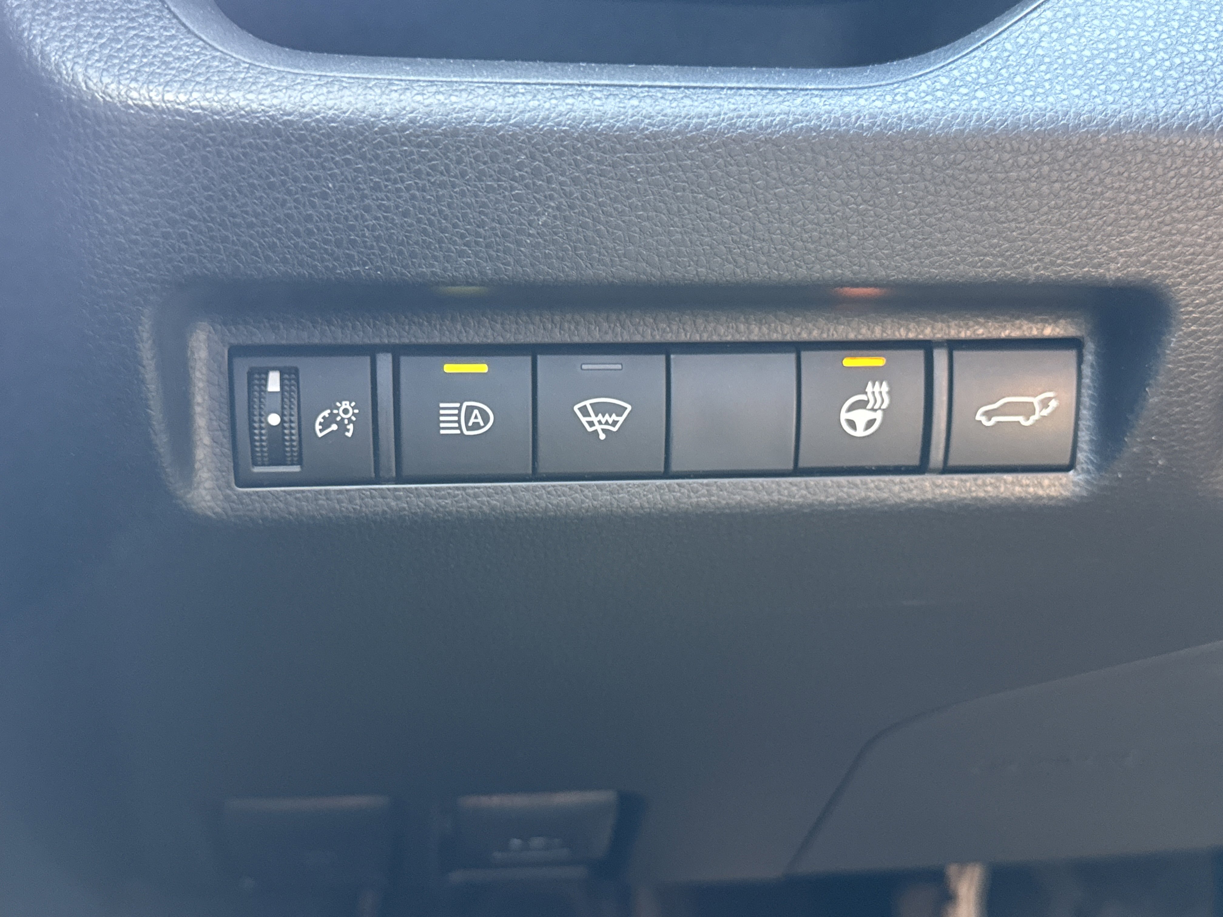 Used 2019 RUBY FLARE PEARL Toyota XLE image 18