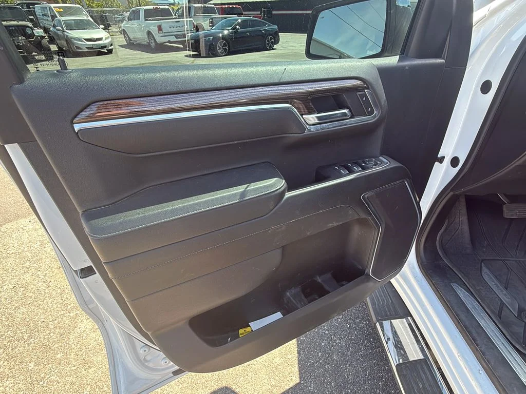 Used 2024 Summit White Chevrolet LT image 9