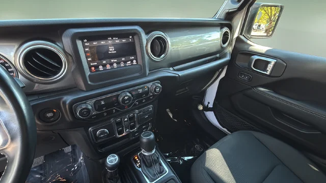 Used 2020 White Jeep Overland 4x4 image 25