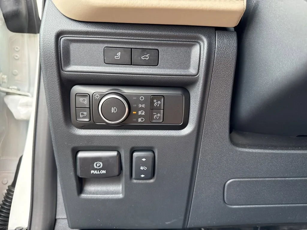 Used 2024  Ford Platinum image 26