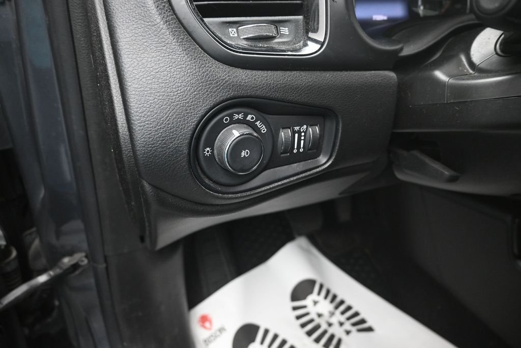 Used 2022 Gray Jeep Altitude image 13