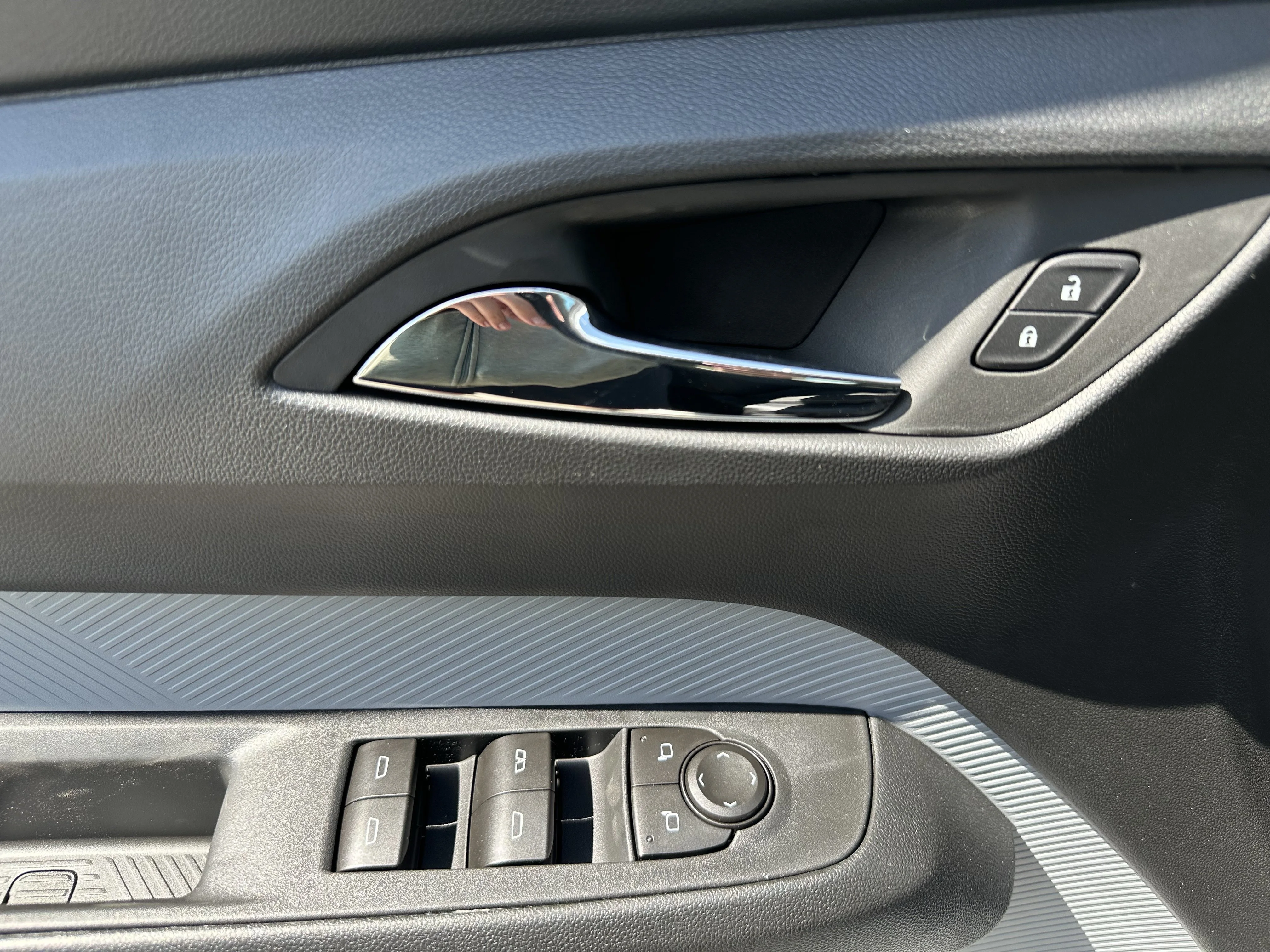 New 2027 Summit White Chevrolet LT image 9