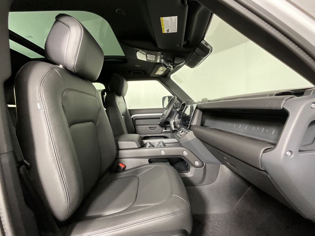 New 2026 Fuji White Land Rover X-Dynamic SE image 3