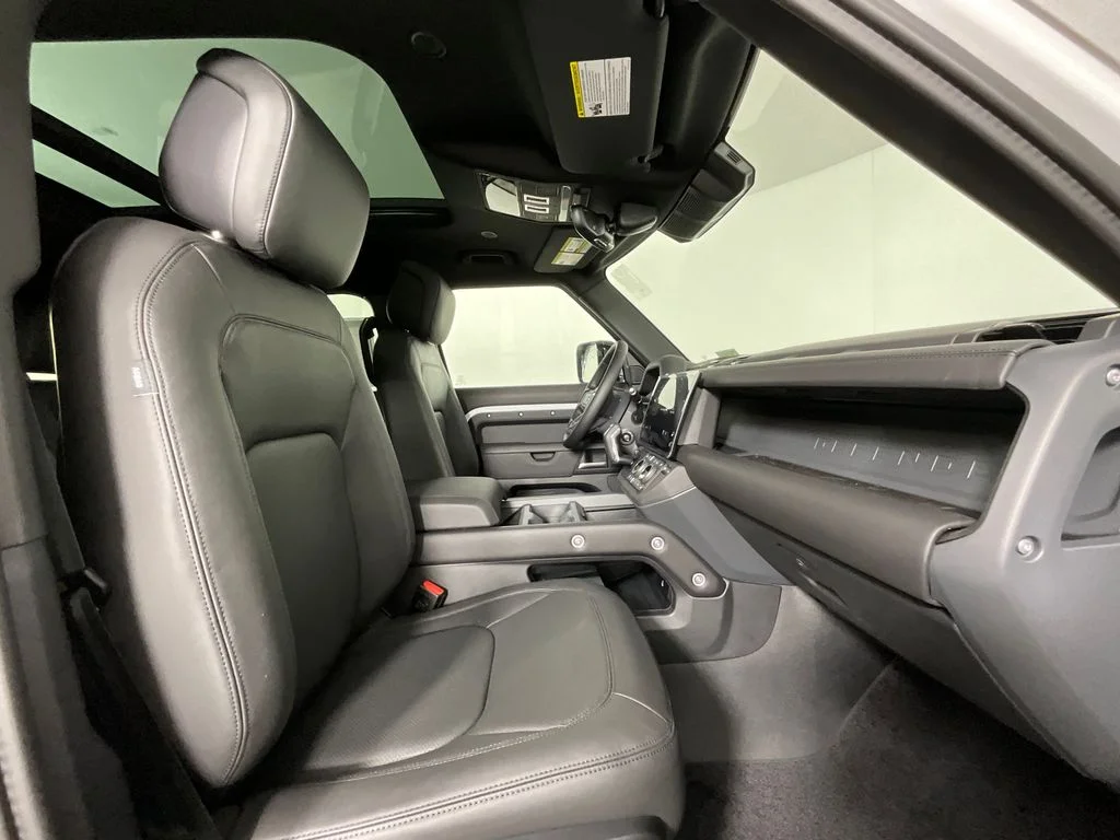 New 2026 Fuji White Land Rover X-Dynamic SE image 3