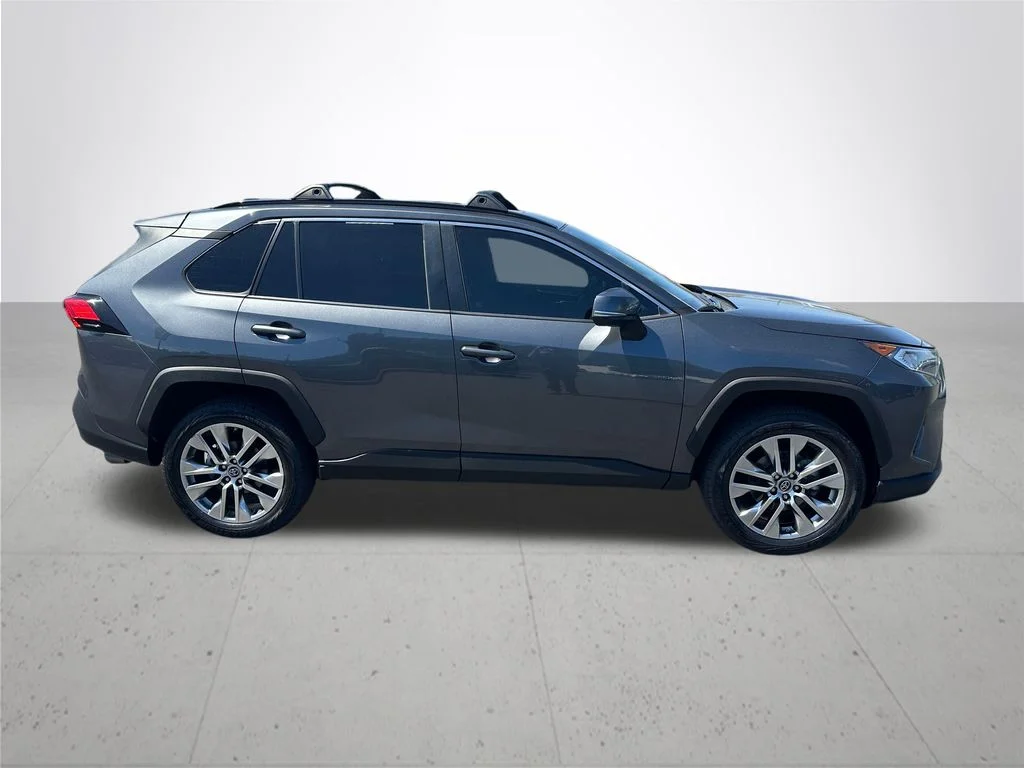 Used 2019 Gray Toyota XLE Premium image 6