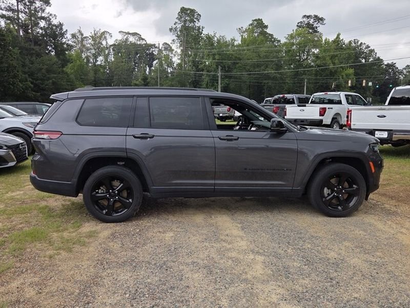Used 2023 Metallic Jeep Altitude image 15