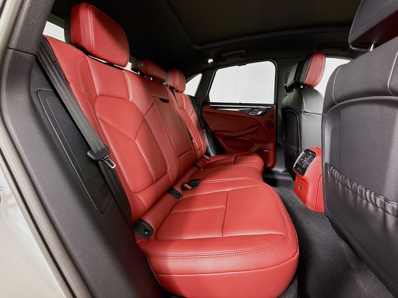 2026 Porsche Macan T - Photo 29