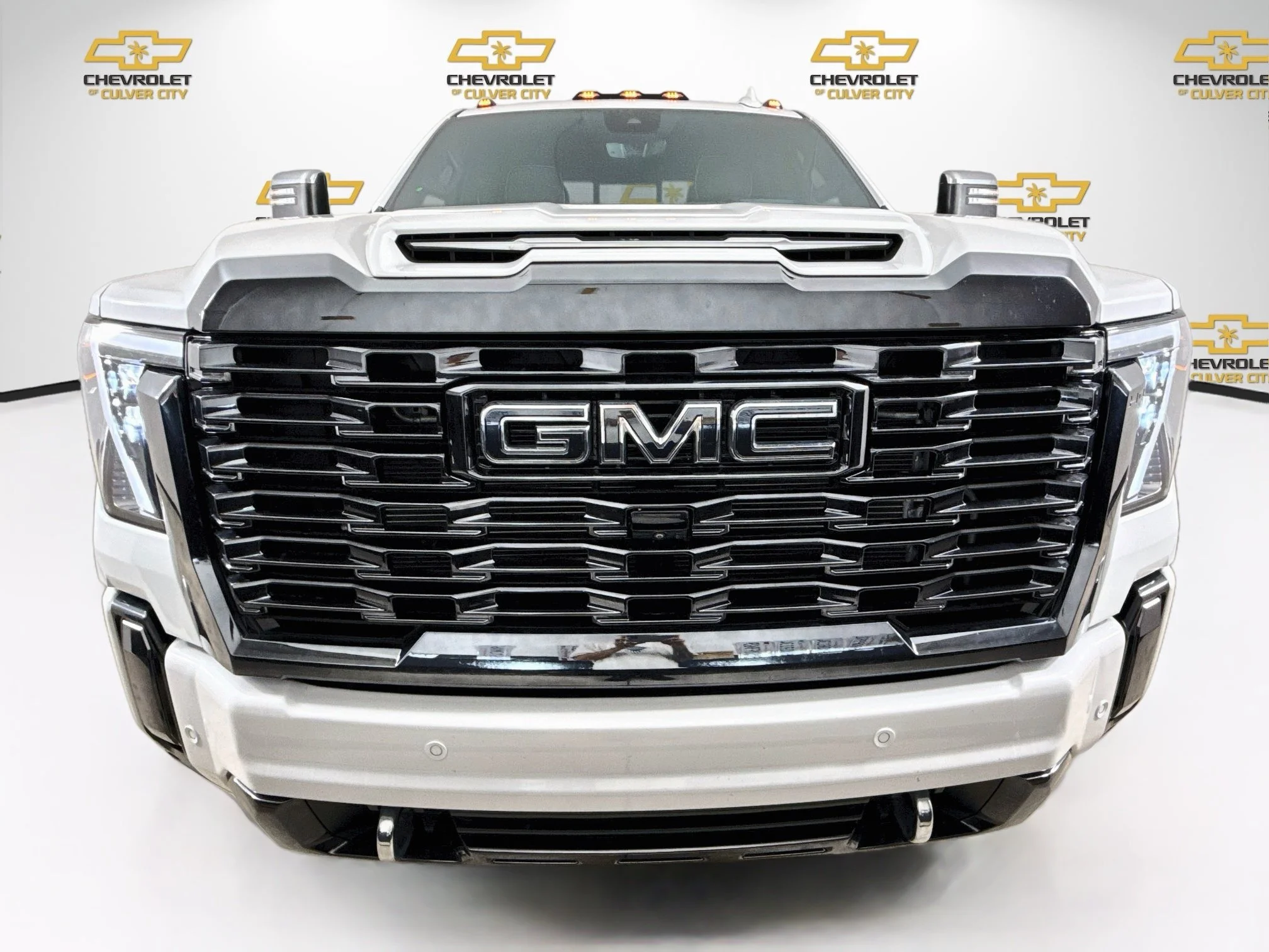 Used 2024 White Frost Tricoat GMC Denali Ultimate DRW image 2