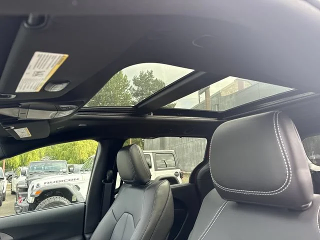 2025 Chrysler Pacifica Select - Photo 28