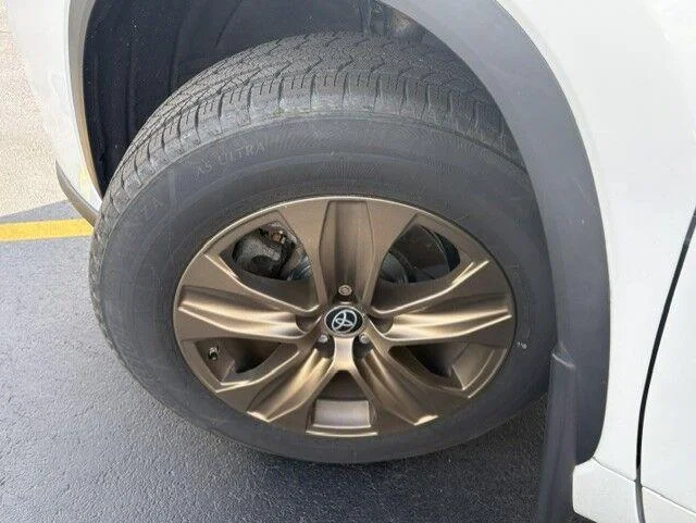 Used 2023 Wind Chill Pearl Toyota Bronze Edition image 19