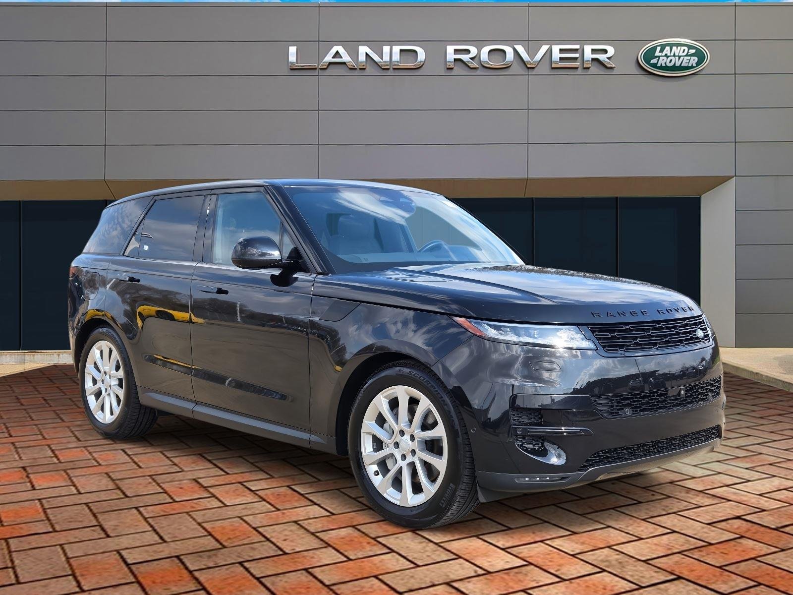 Used 2025 Santorini Black Metallic Land Rover SE image 3