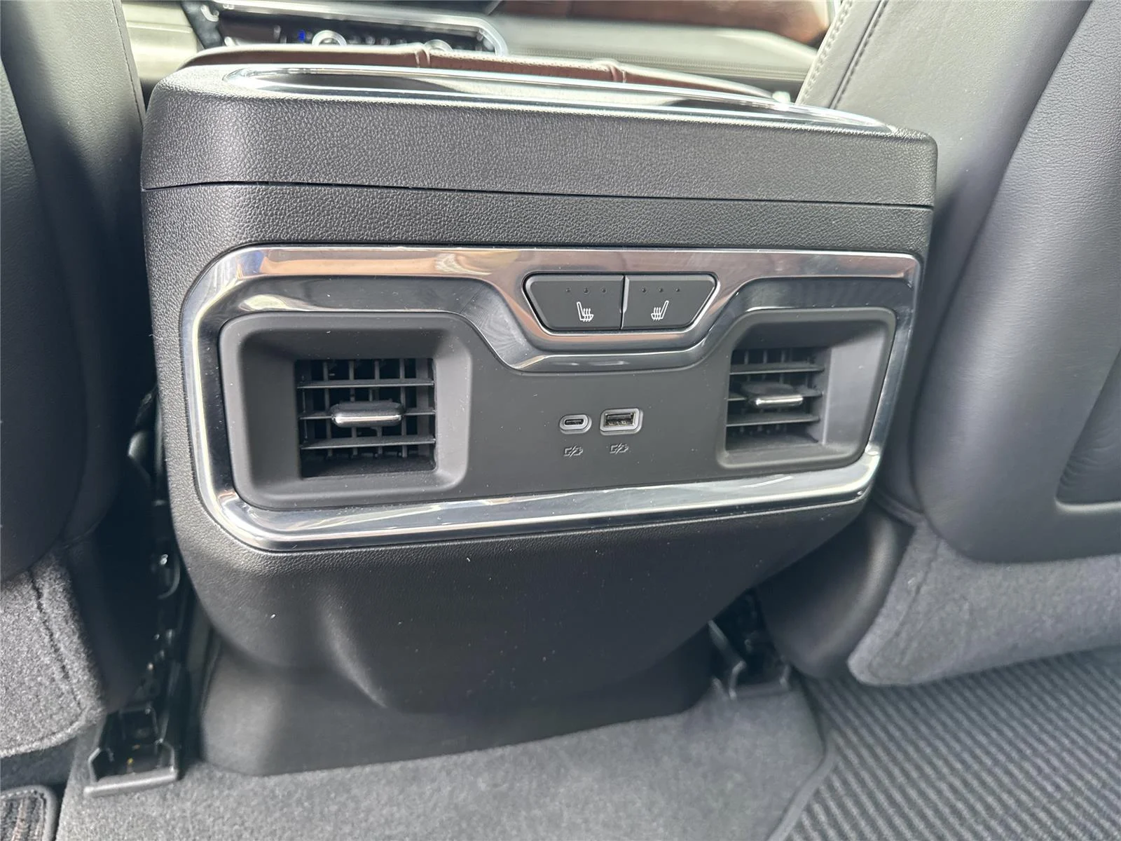 Used 2024 White Frost Tricoat GMC Denali Ultimate image 33