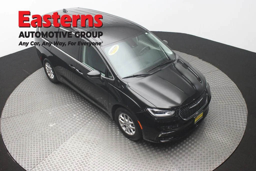Used 2023 Black Chrysler Touring L image 3